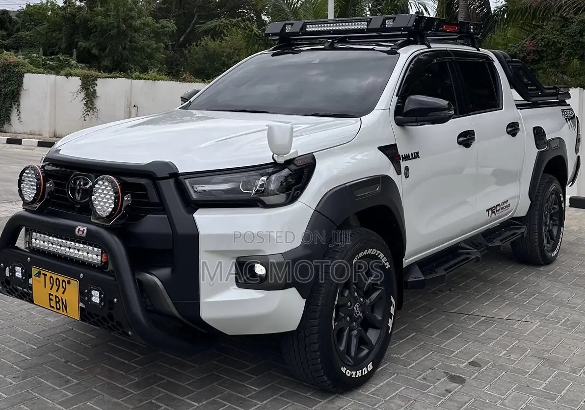 Toyota Hilux 2023 White