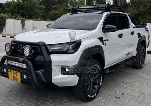 Toyota Hilux 2023 White