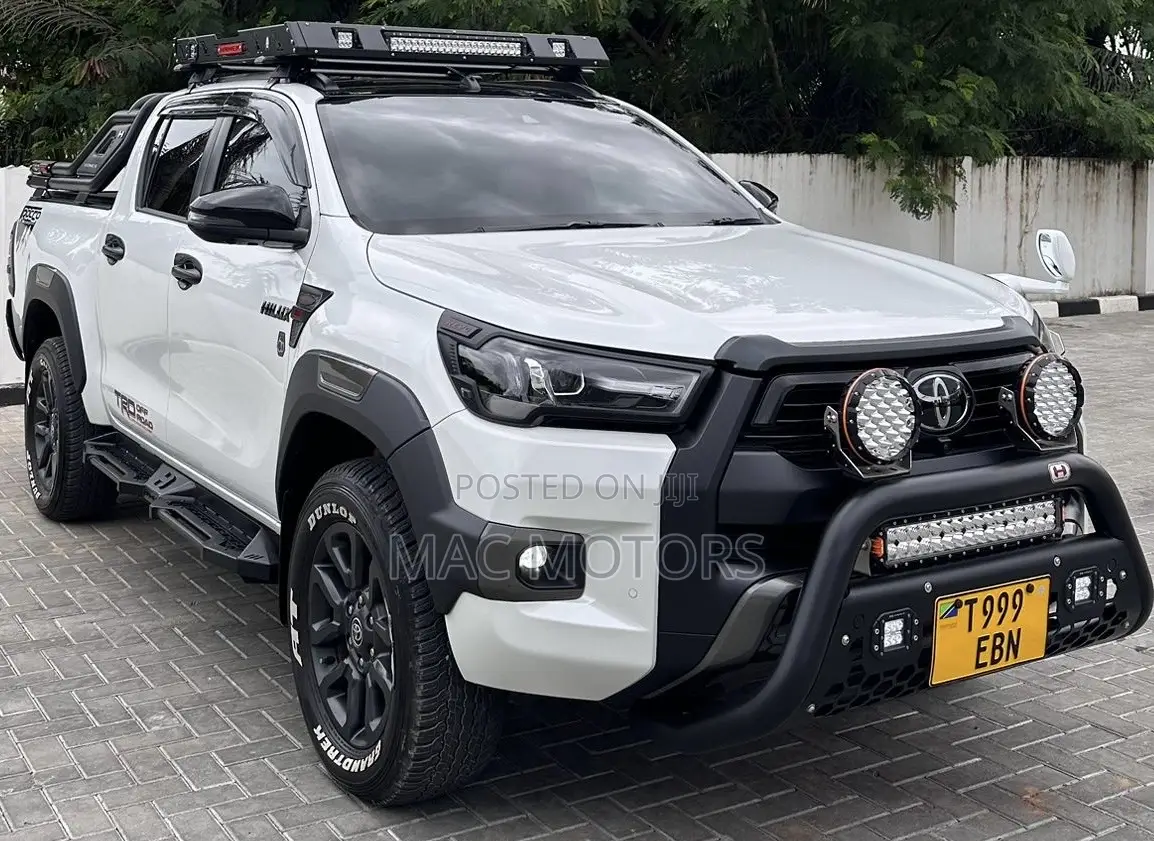 Toyota Hilux 2023 White