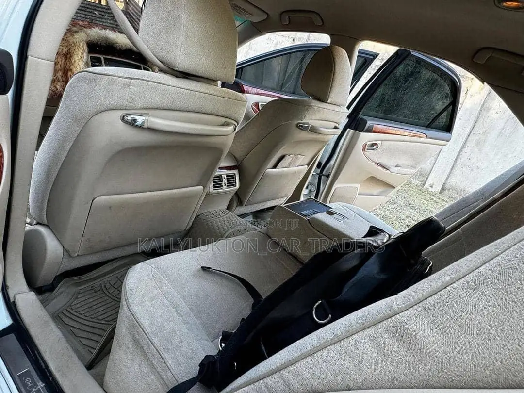 Toyota Crown 2006 White