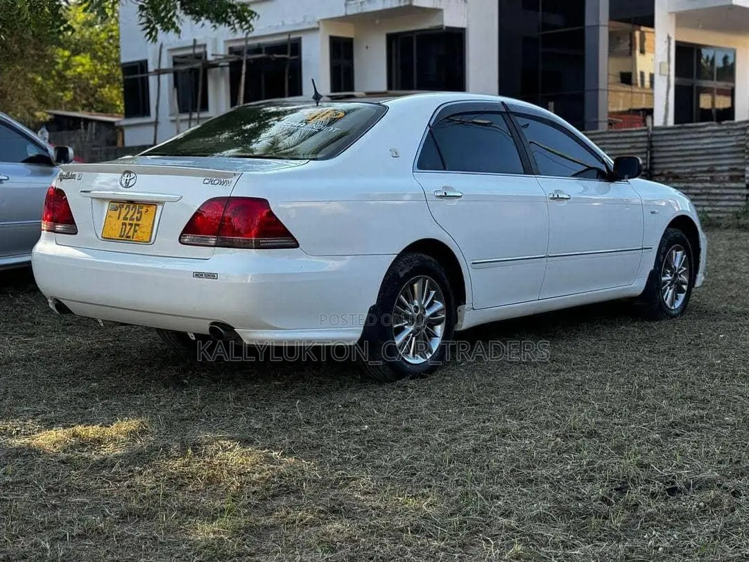 Toyota Crown 2006 White