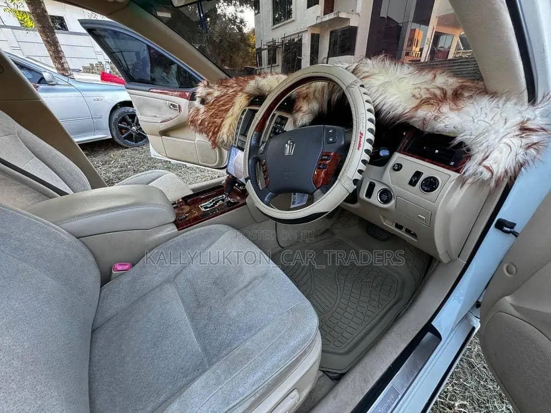 Toyota Crown 2006 White