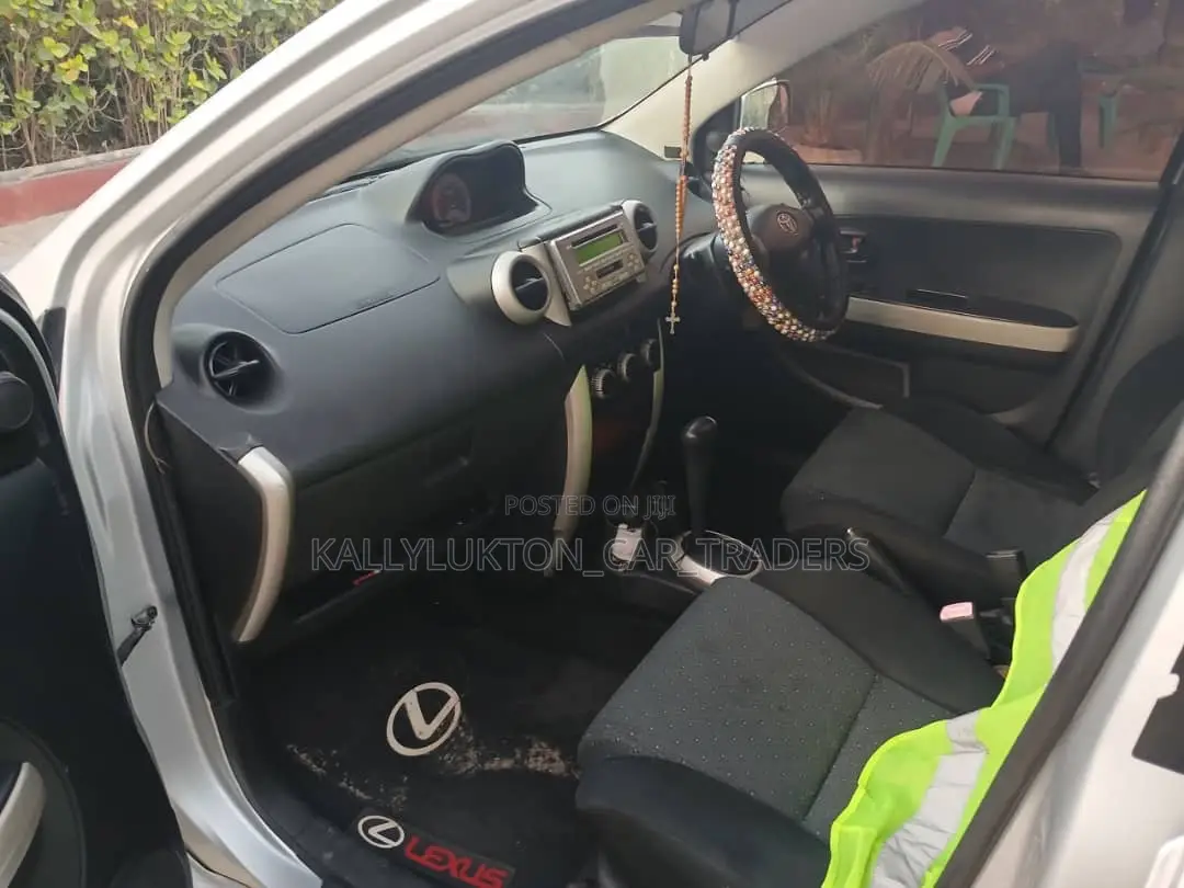 Toyota IST 2004 Silver