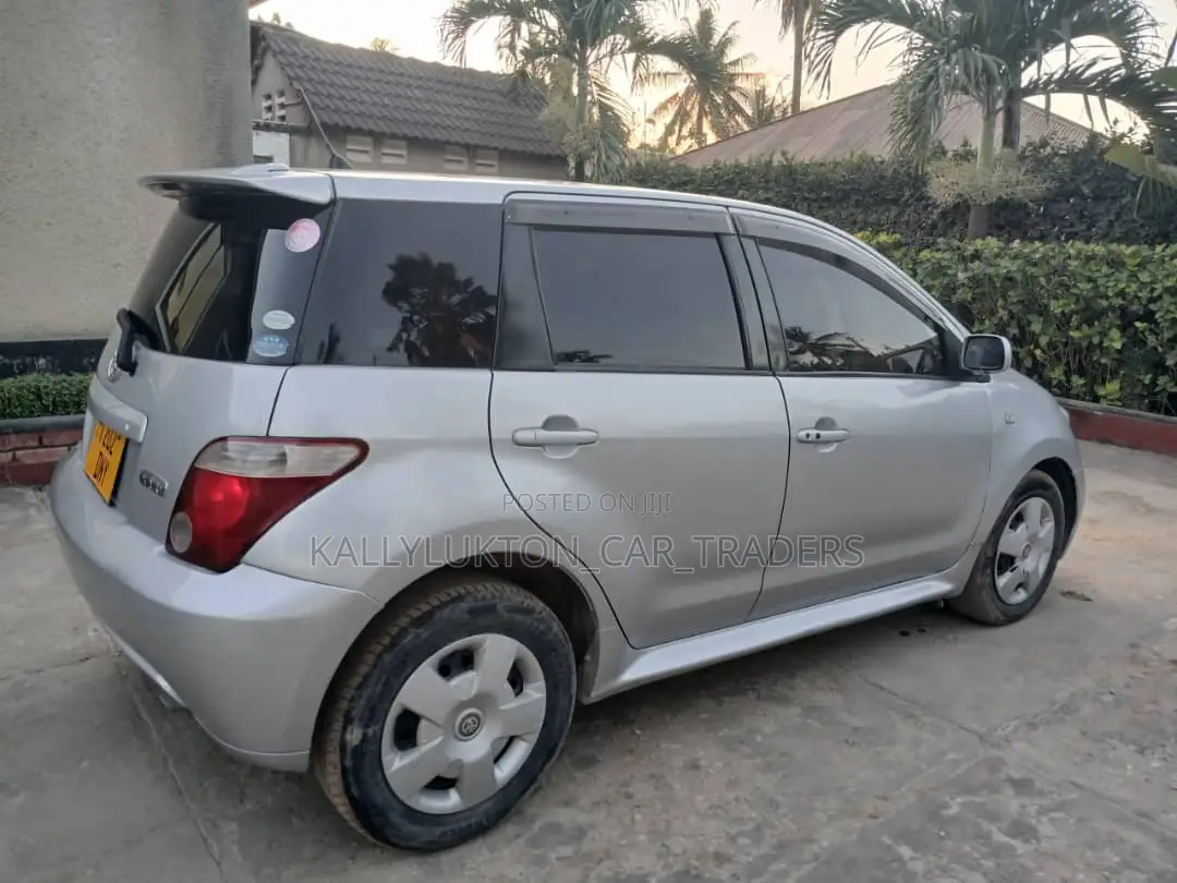 Toyota IST 2004 Silver