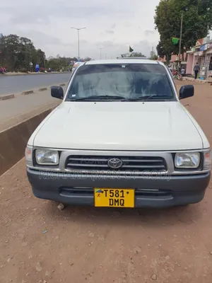 Photo - Toyota Hilux 2001 White