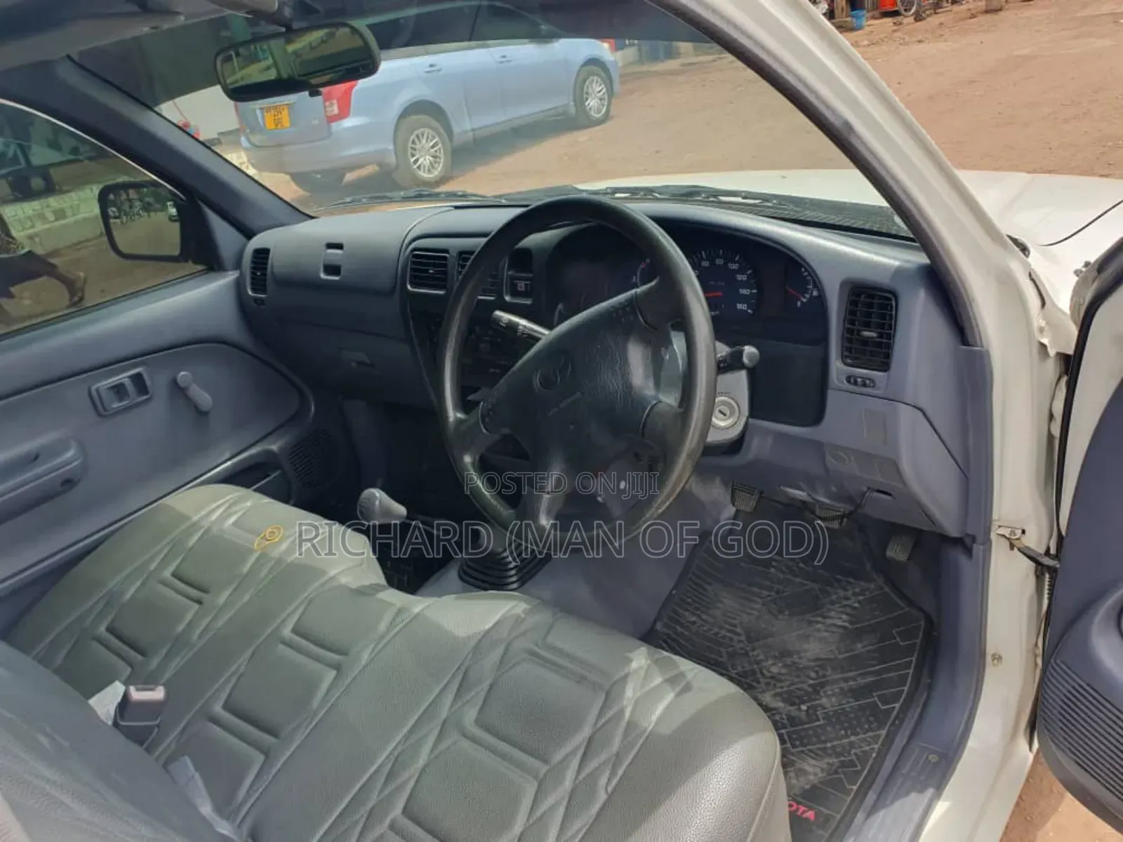 Toyota Hilux 2001 White