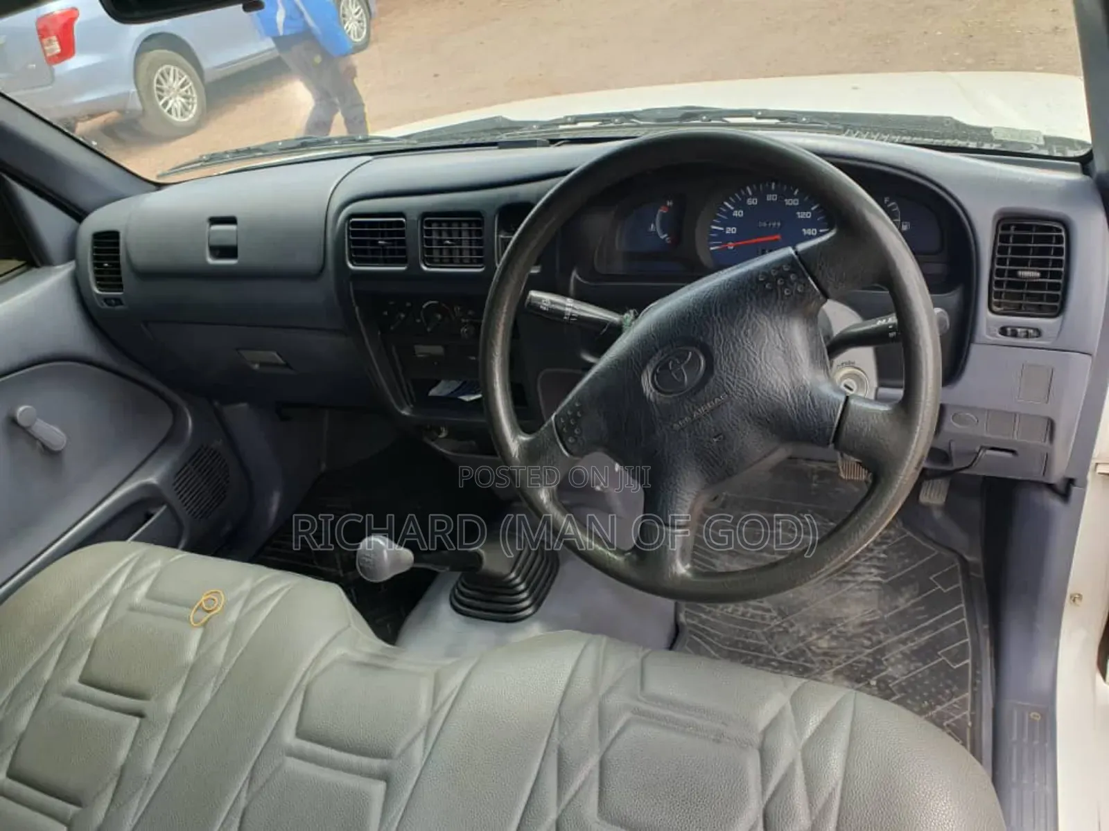 Toyota Hilux 2001 White