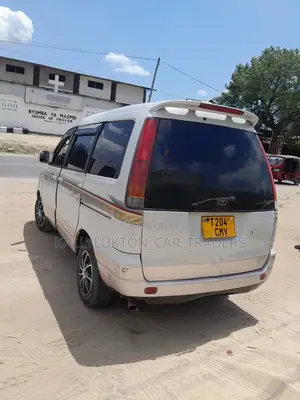 Toyota Noah 2005 White