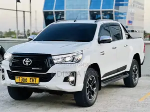Photo - Toyota Hilux 2019 White