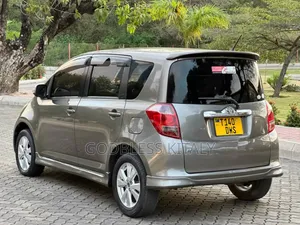 Toyota Ractis 1.5 AWD 2006 Gray