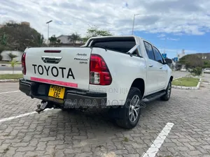 Toyota Hilux 2019 White