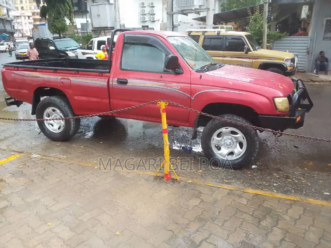Toyota Hilux 2000 Red