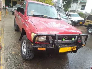 Toyota Hilux 2000 Red