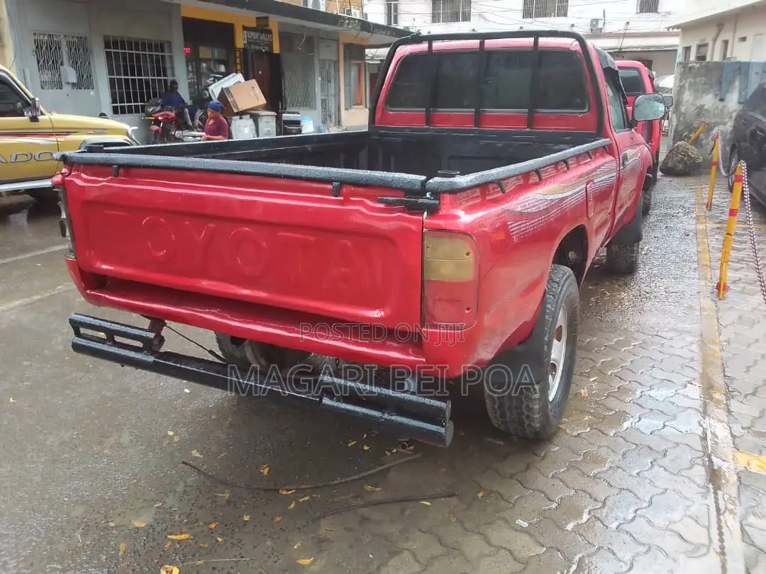 Toyota Hilux 2000 Red