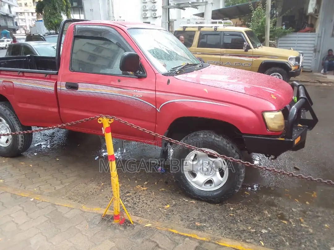 Toyota Hilux 2000 Red