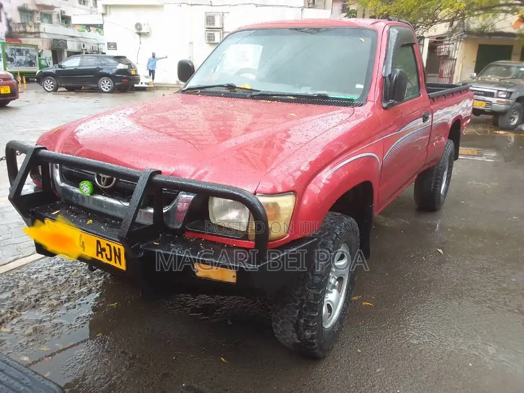 Toyota Hilux 2000 Red