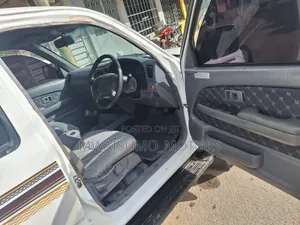 Toyota Hilux 2001 Off white