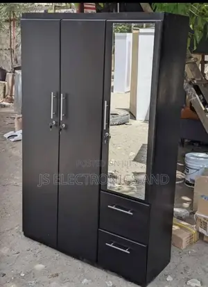 Makabati Milango Mitatu Na Droo Zake Na Kioo