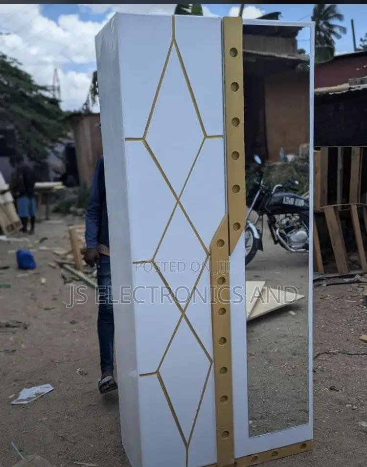 Makabati Milango Mitatu Na Droo Zake Na Kioo