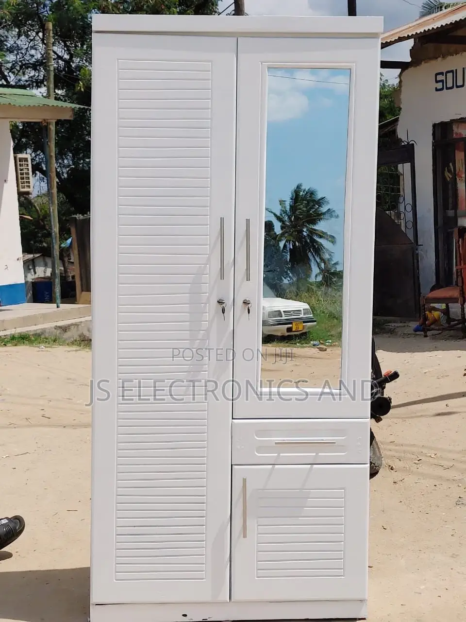 Makabati Milango Mitatu Na Droo Zake Na Kioo