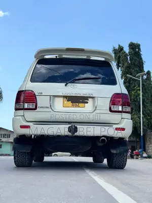 Toyota Land Cruiser 2001 White