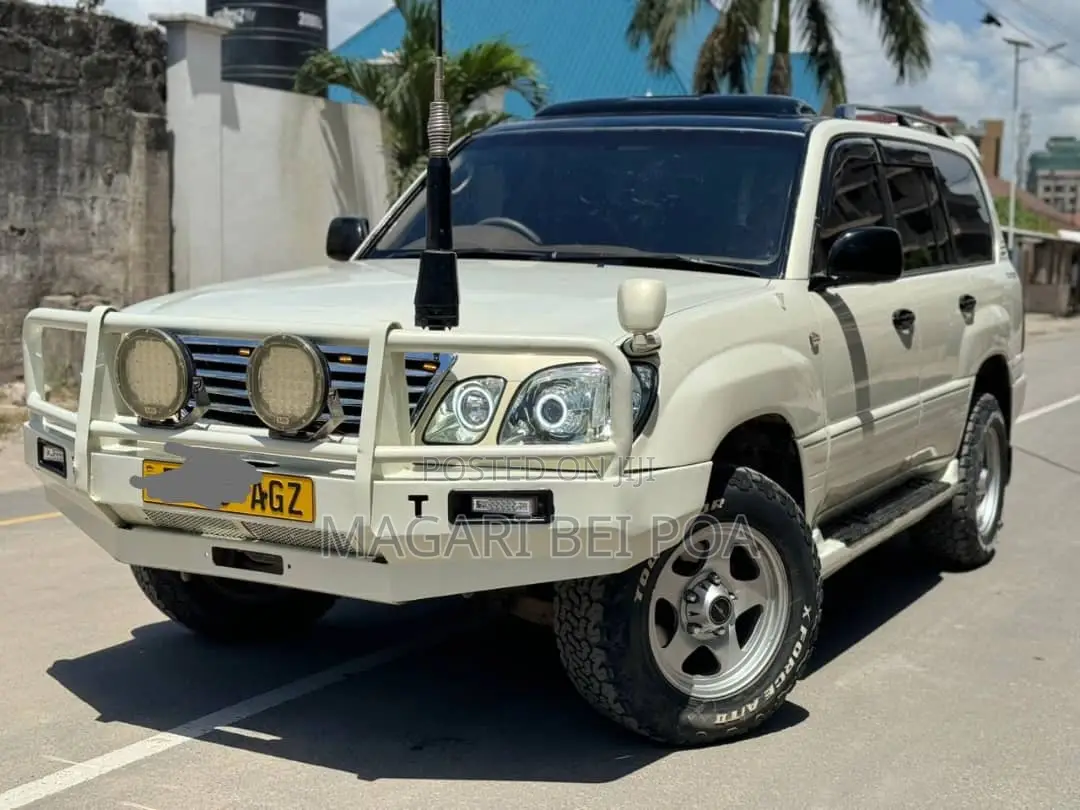 Toyota Land Cruiser 2001 White