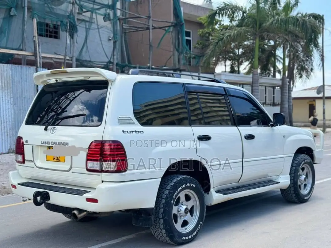Toyota Land Cruiser 2001 White