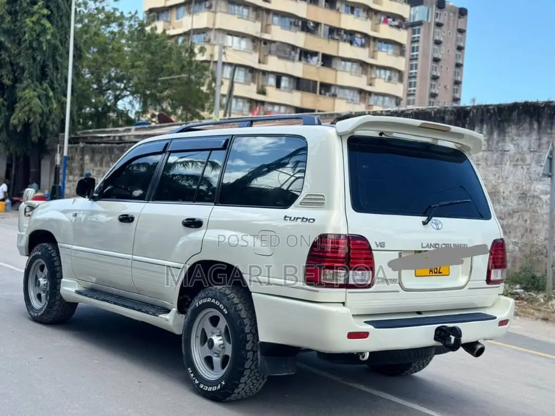 Toyota Land Cruiser 2001 White