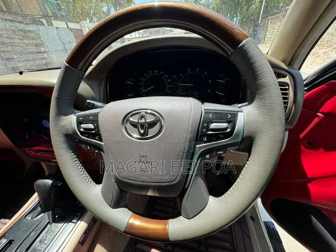 Toyota Land Cruiser 2001 White