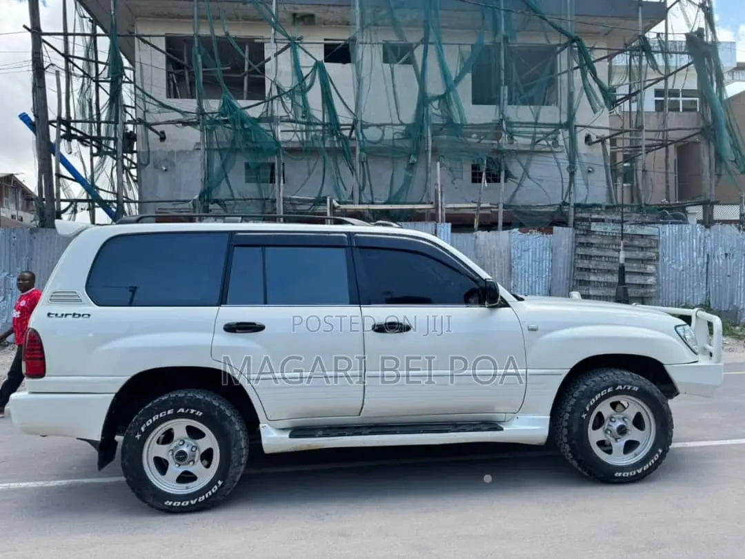 Toyota Land Cruiser 2001 White