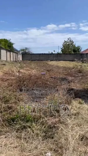 Kiwanja Chenye Fence Yake