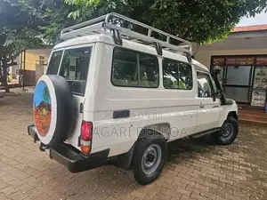 Toyota Land Cruiser 2012 White