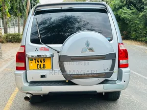 Mitsubishi Pajero 2005 Silver