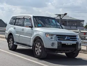 Mitsubishi Pajero 2009 Off white