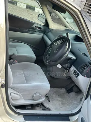Toyota Opa 2000 Silver
