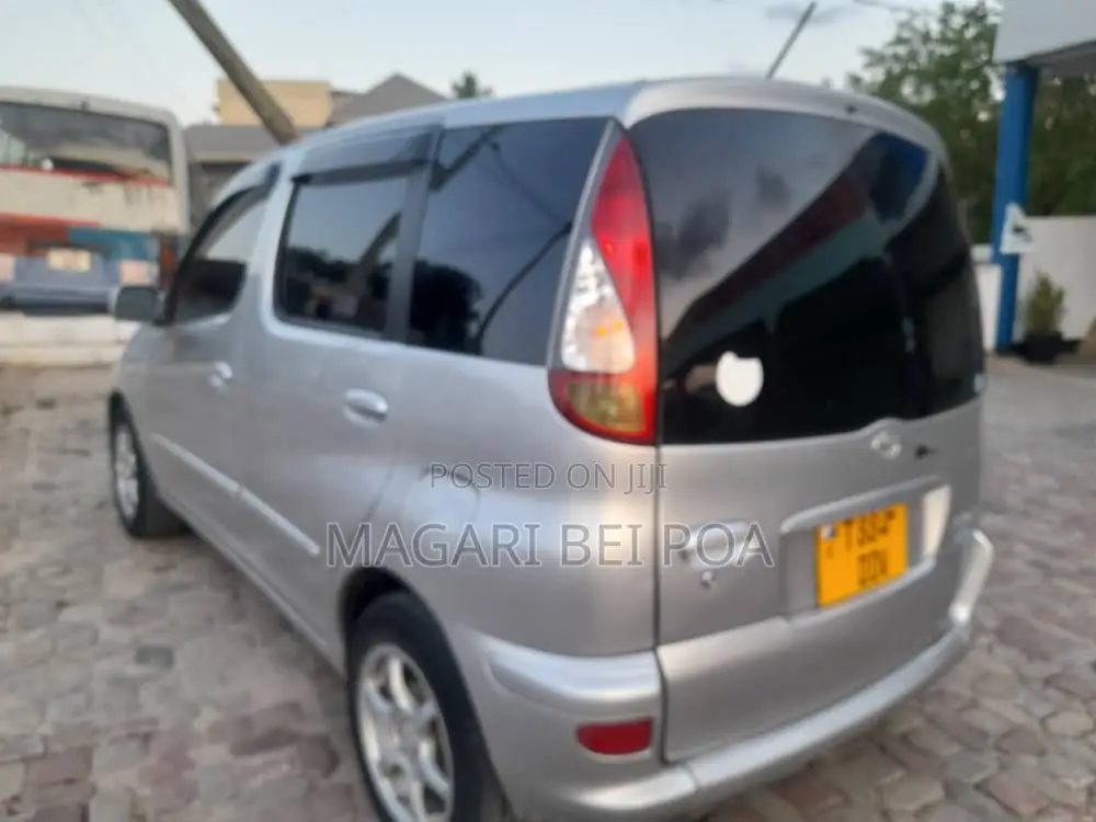 Toyota Fun Cargo 2004 Silver
