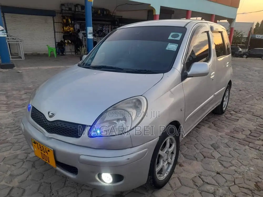 Toyota Fun Cargo 2004 Silver