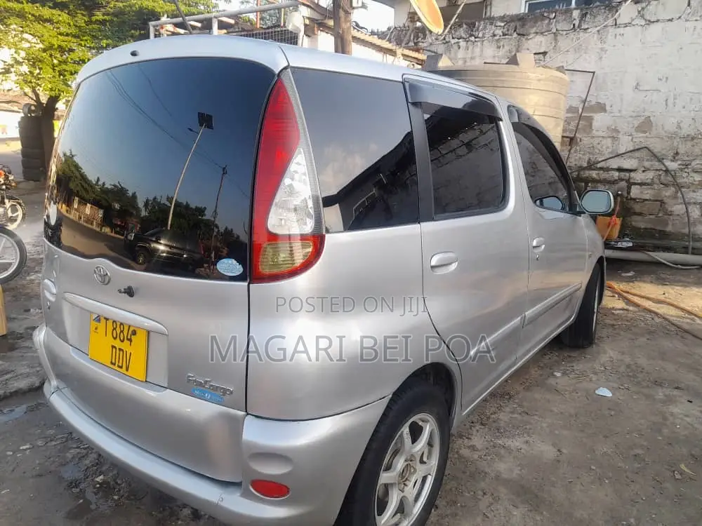 Toyota Fun Cargo 2004 Silver