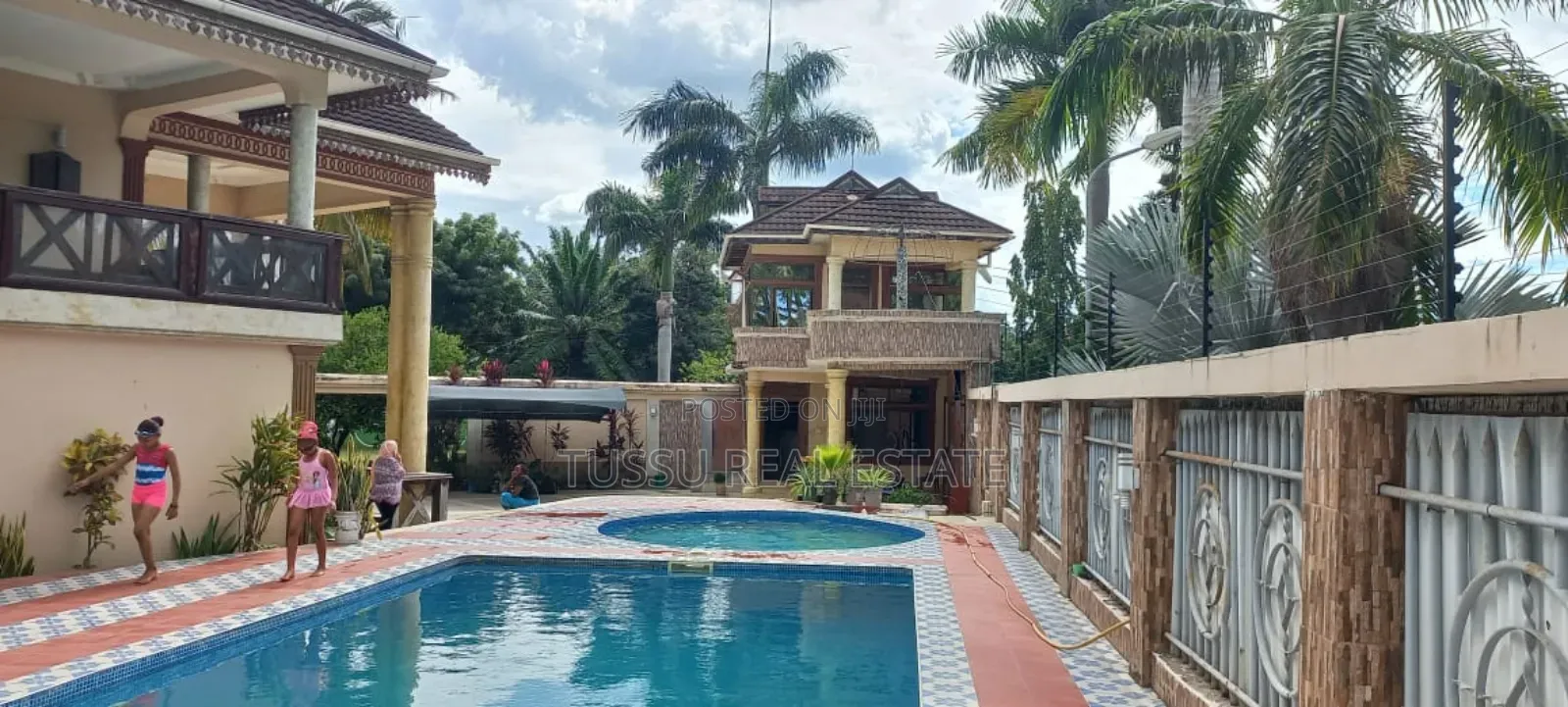 6bdrm Mansion in Senga Rd Mikocheni B for sale