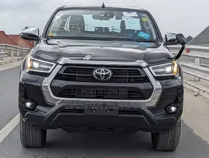 Photo - Toyota Hilux 2022 Black