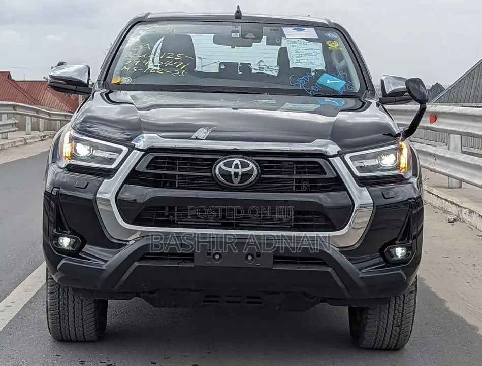Toyota Hilux 2022 Black