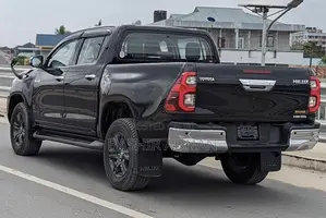 Toyota Hilux 2022 Black