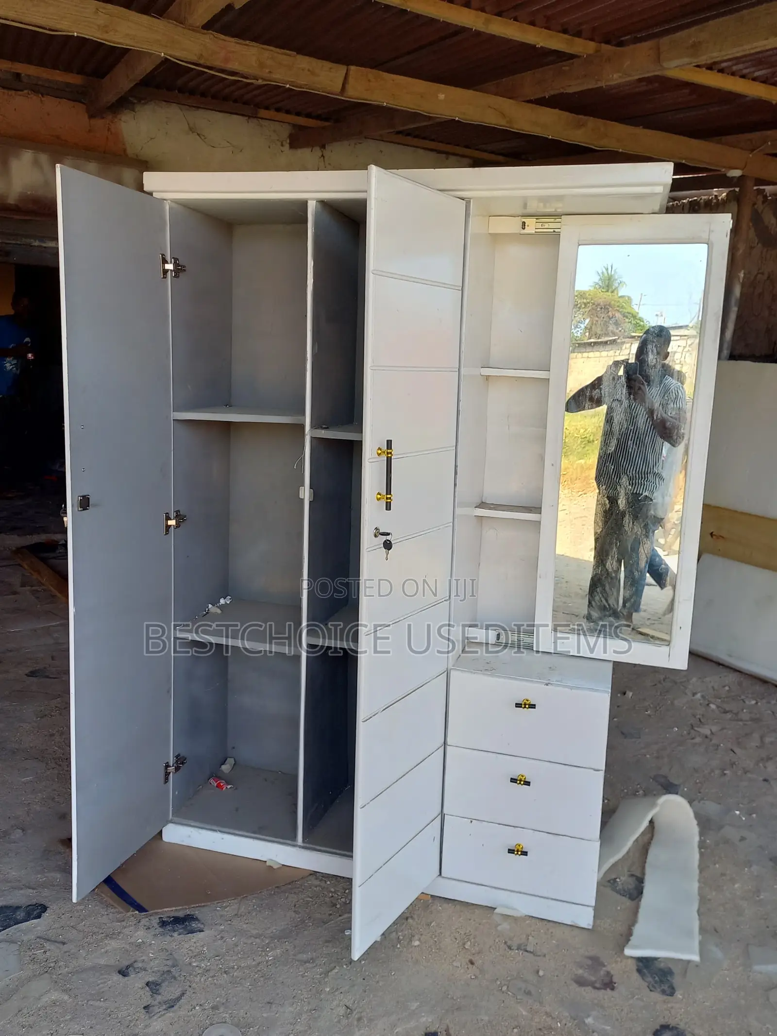 Milango Mitatu Kabati Rangi Nyeupe Bei Ya Kutupa