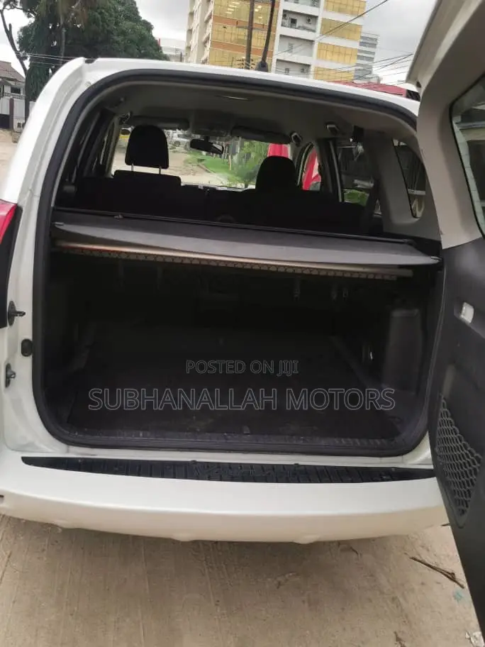 Toyota Vanguard 2010 White