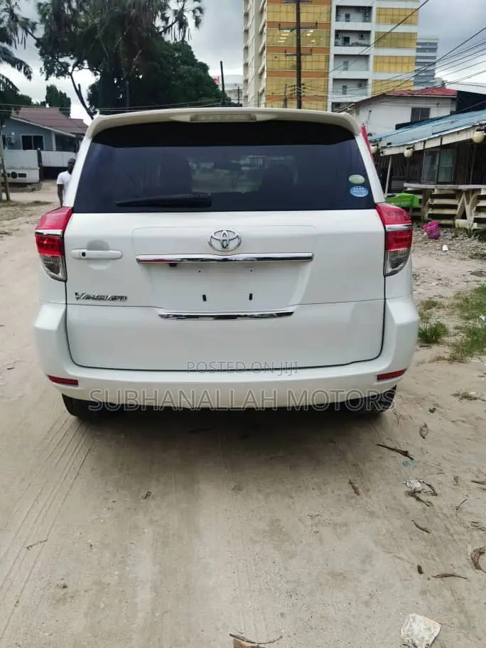Toyota Vanguard 2010 White