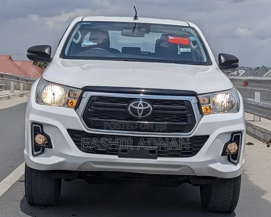 Toyota Hilux 2022 White