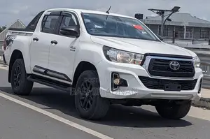 Toyota Hilux 2022 White