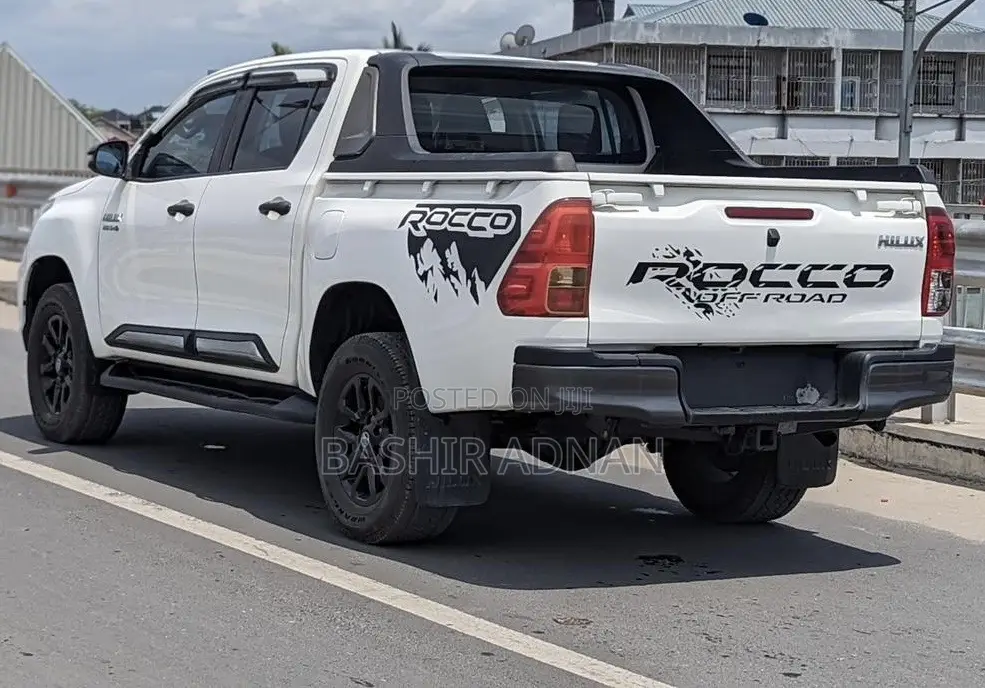 Toyota Hilux 2022 White