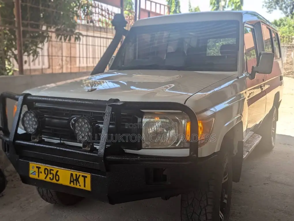 Toyota Land Cruiser 1997 White
