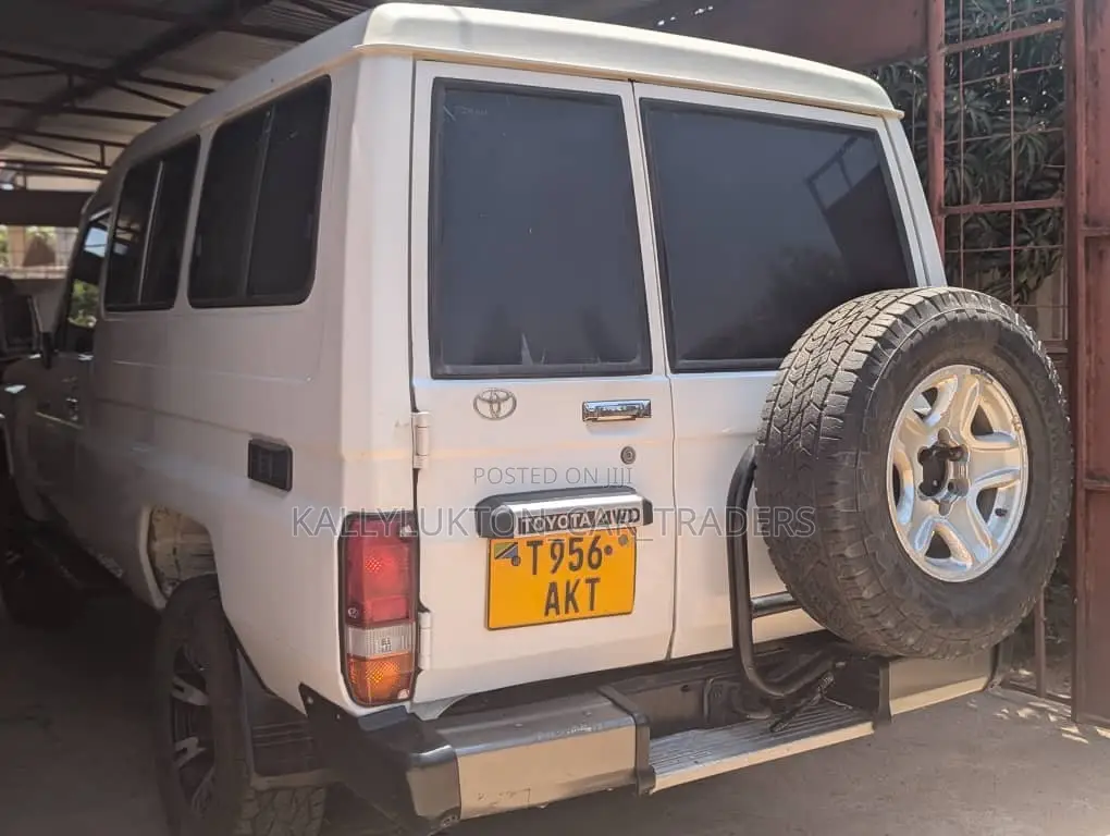 Toyota Land Cruiser 1997 White
